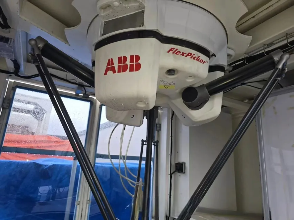 带红色 ABB 标识的机械臂