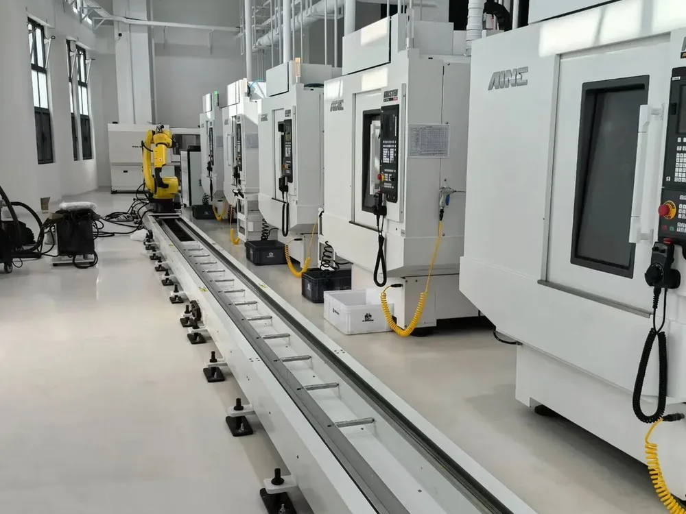配机器人地轨的 CNC 生产线