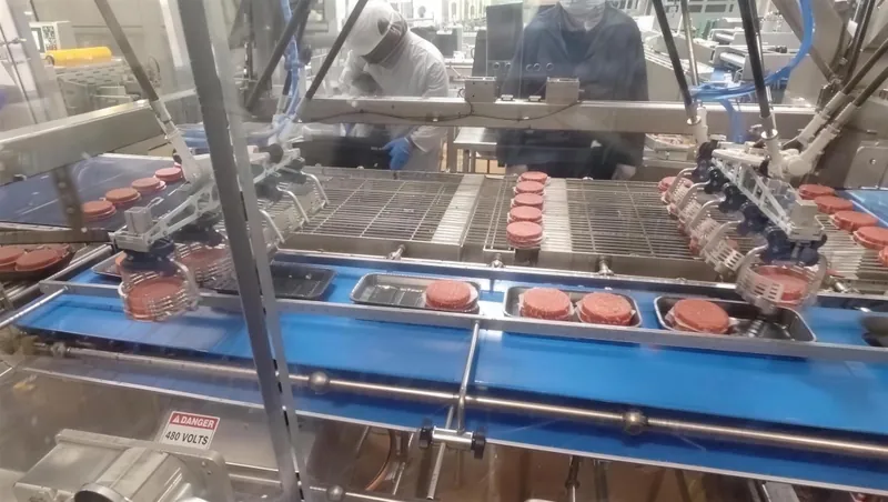 机器人在食品产线搬运食品装盘
